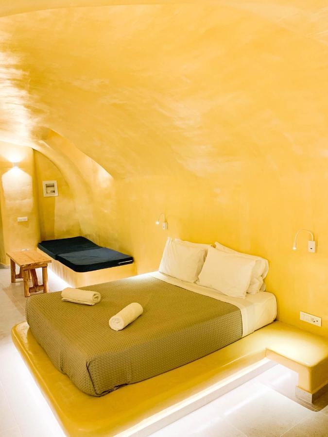 M Santorini Johnnie Cave * Fira (Santorini)