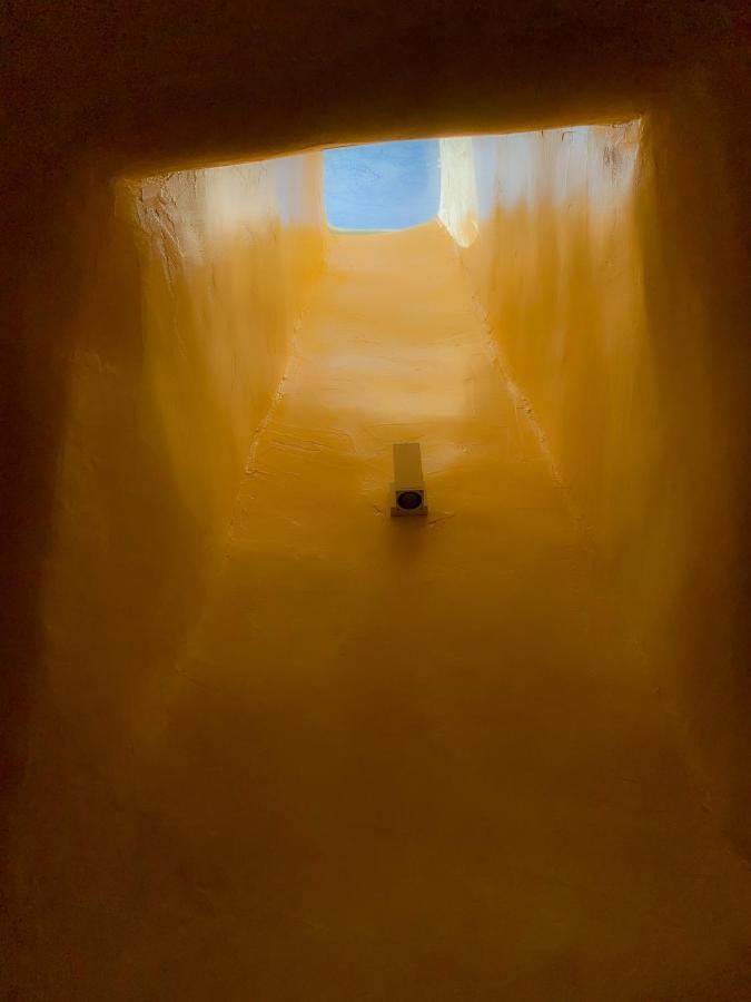 M Santorini Johnnie Cave *